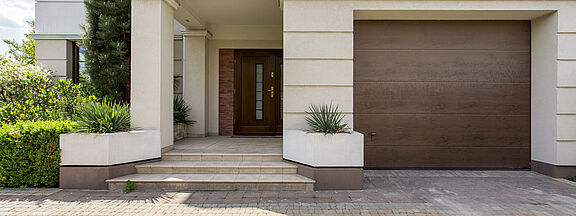 Eingang eines Einfamilienhauses, Haustür und Garage kaschiert mit RENOLIT EXOFOL 