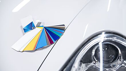 RENOLIT_choosing color of car with color sampler_Car foil wrapping colors picker