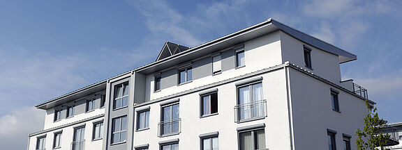 White apartment building, window profiles laminated with RENOLIT EXOFOL MX